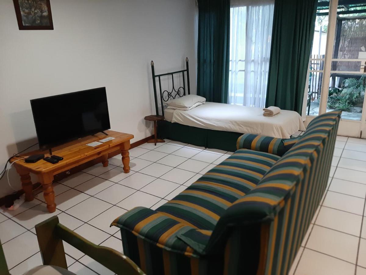 Elephant Walk Guesthouse And Back Packers Phalaborwa Buitenkant foto
